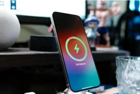 吉州苹果15换屏服务分享用什么充电器给iPhone15充电更好 